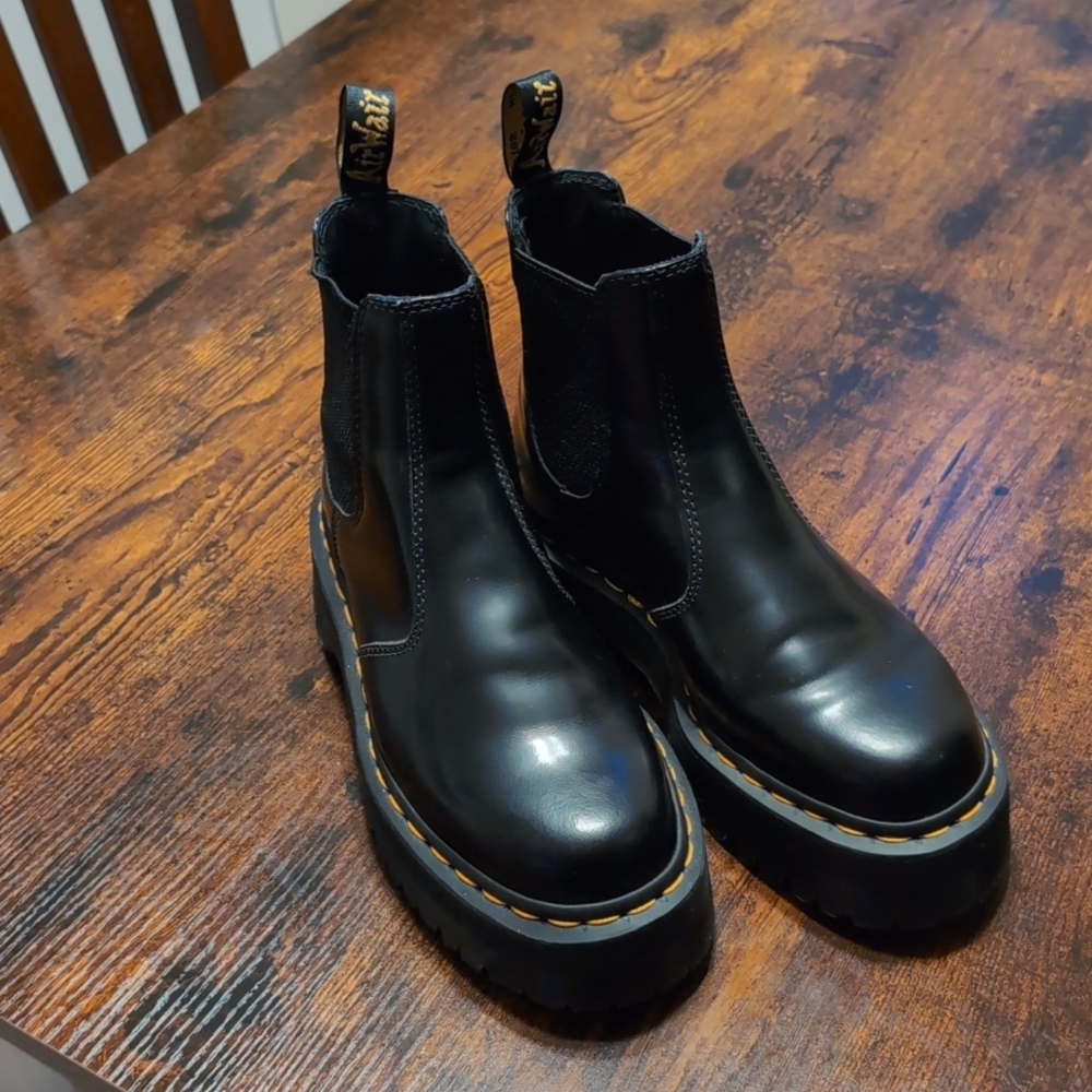 NWOT Dr Martens Chelsea Boots Airwair